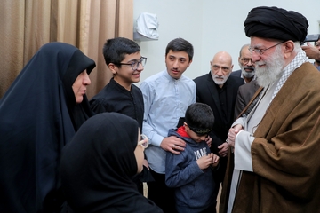 لقاء عائلة الشهيدين رضا عواضة ومعصومة كرباسي الإمام الخامنئي