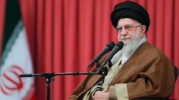 قراءة كلمة الإمام الخامنئي في حفل تخريج طلاب كلية علوم الشرطة باللغة العربية